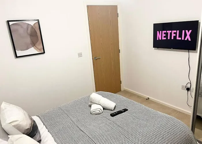 Secure Parking 3 Bedroom Stylish House With Garden 맨체스터