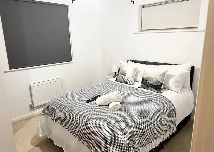 Secure Parking 3 Bedroom Stylish House With Garden 아파트