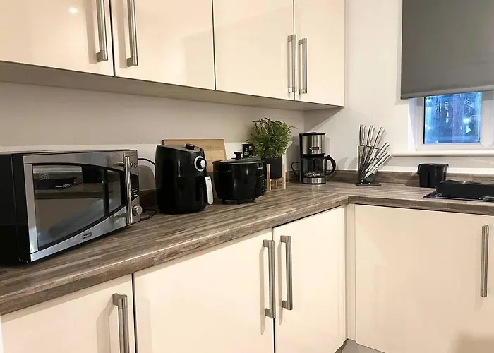 Secure Parking 3 Bedroom Stylish House With Garden