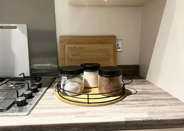 Secure Parking 3 Bedroom Stylish House With Garden 아파트