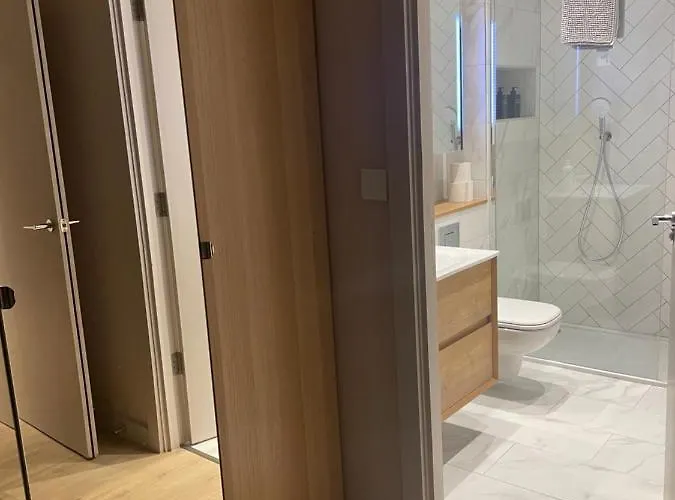 M1 Centre 3 Bed 3 Bath Luxe Penthouse *