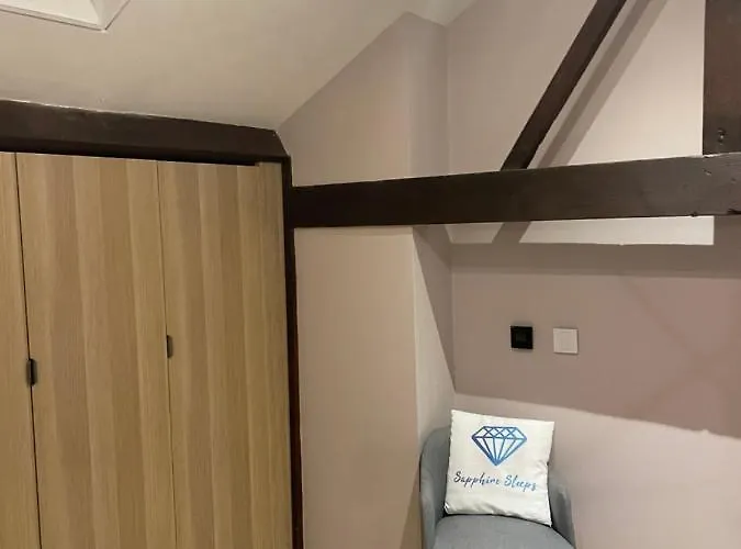 M1 Centre 3 Bed 3 Bath Luxe Penthouse Apartment *