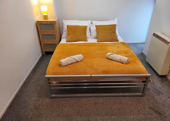 Luxury 2 Bed On River, Wifi, Parking, Garden