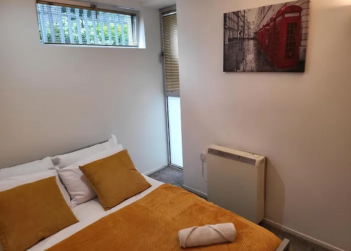 Luxury 2 Bed On River, Wifi, Parking, Garden *