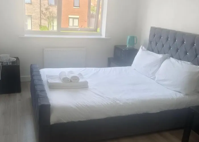 Free Car Park And Walk To Coop, Etihad, Piccadilly, Free Snacks *