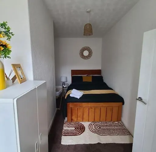 Business Friendly 2br House Sleeps 5, Wi-fi, Workspace & Free Parking Ferienhaus Manchester