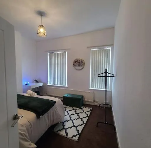 Business Friendly 2br House Sleeps 5, Wi-fi, Workspace & Free Parking Ferienhaus