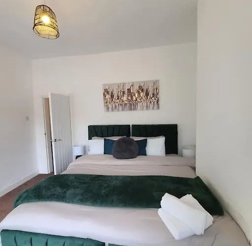 Business Friendly 2br House Sleeps 5, Wi-fi, Workspace & Free Parking *