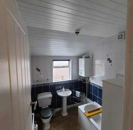 Business Friendly 2br House Sleeps 5, Wi-fi, Workspace & Free Parking *