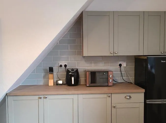 Business Friendly 2br House Sleeps 5, Wi-fi, Workspace & Free Parking * Manchester