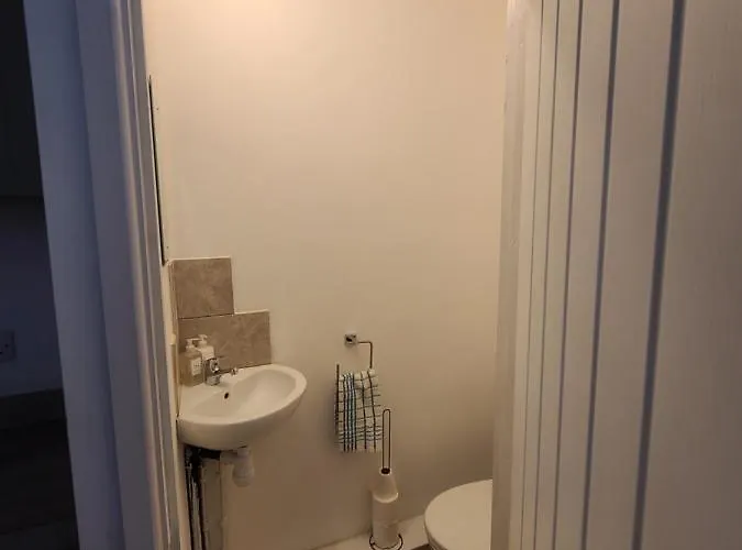 Business Friendly 2br House Sleeps 5, Wi-fi, Workspace & Free Parking Сasa de vacaciones *