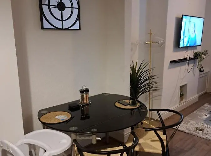 Business Friendly 2br House Sleeps 5, Wi-fi, Workspace & Free Parking Manchester