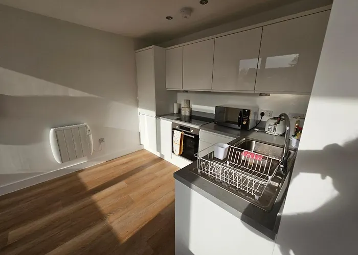 Brand New Trafford Apartment *