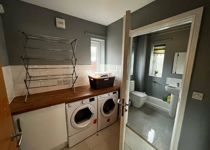 Deluxe 4 Bed House Near The Etihad By Snoozystays