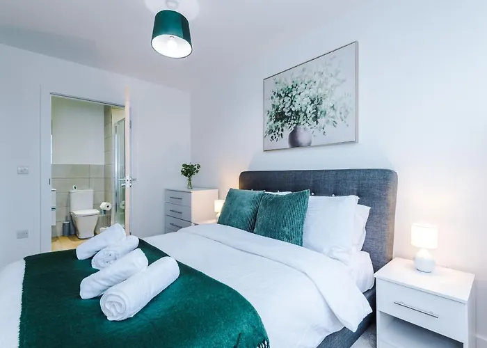 New! Stylish 2-bed In By 53 Degrees - Amazing Location, Ideal For Small Groups - Sleeps 4!