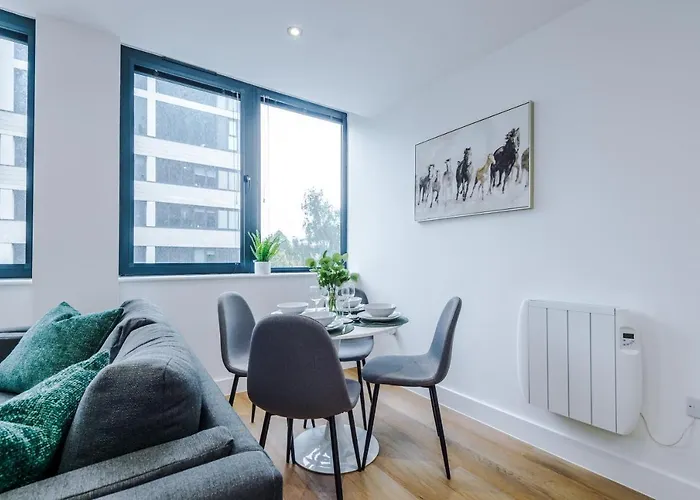 New! Stylish 2-bed In By 53 Degrees - Amazing Location, Ideal For Small Groups - Sleeps 4! Appartement