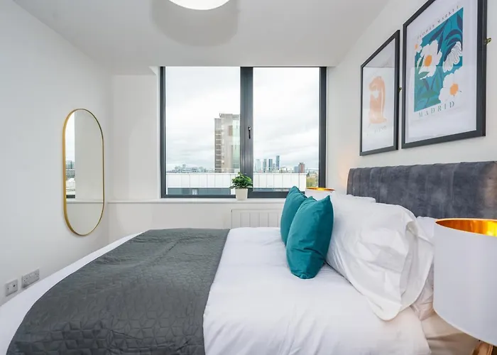 2 Bed - 5 Mins From Old Trafford Manchester