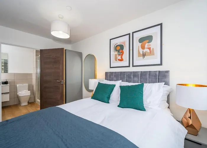 2 Bed - 5 Mins From Old Trafford