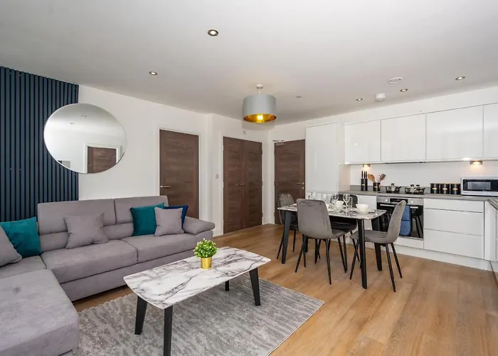 2 Bed - 5 Mins From Old Trafford *