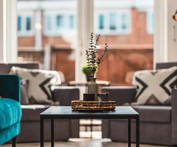 Luxurious 3 Bed Home, Free Parking 펜션 *