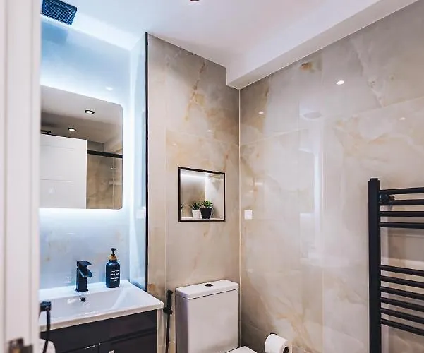 Nyaraló Luxurious 3 Bed Home, Free Parking