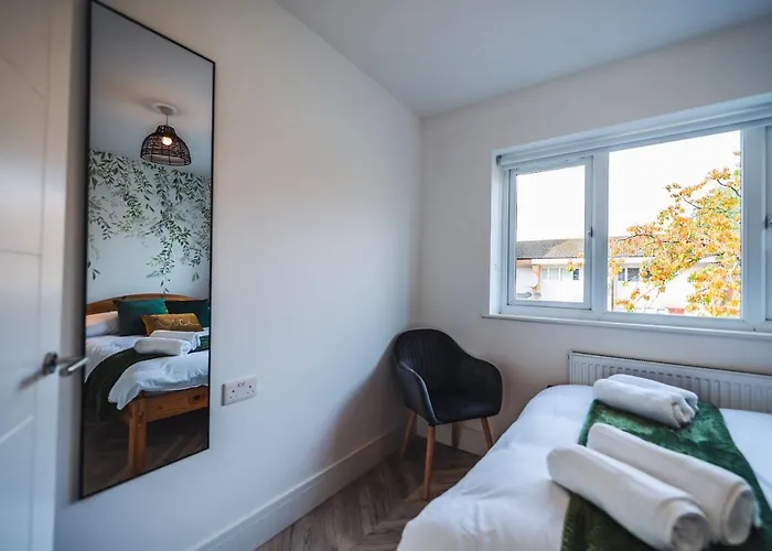 Luxurious 3 Bed Home, Free Parking *