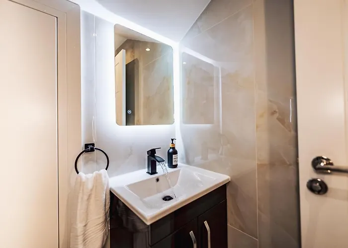 Luxurious 3 Bed Home, Free Parking * 맨체스터