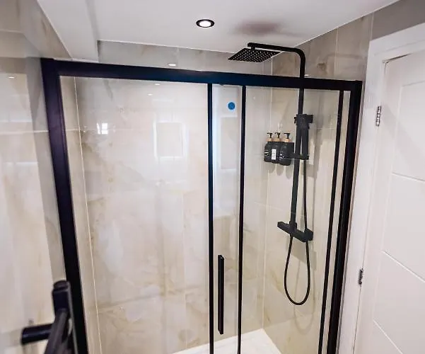 펜션 Luxurious 3 Bed Home, Free Parking *