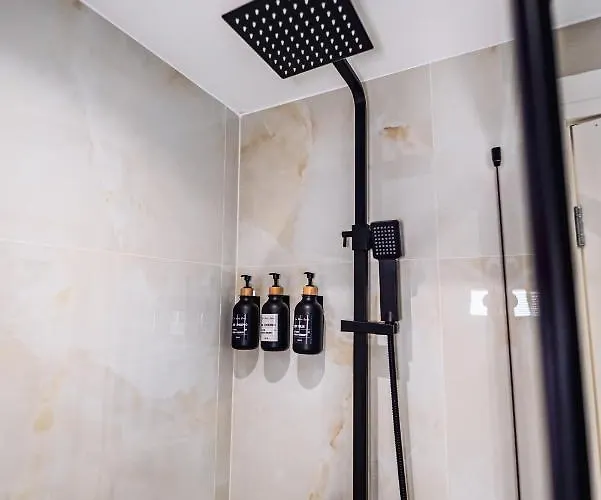 펜션 Luxurious 3 Bed Home, Free Parking *