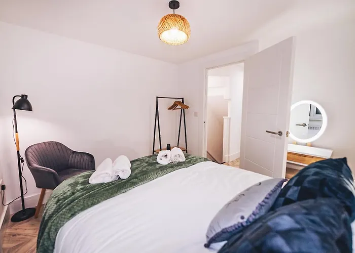 Luxurious 3 Bed Home, Free Parking 펜션