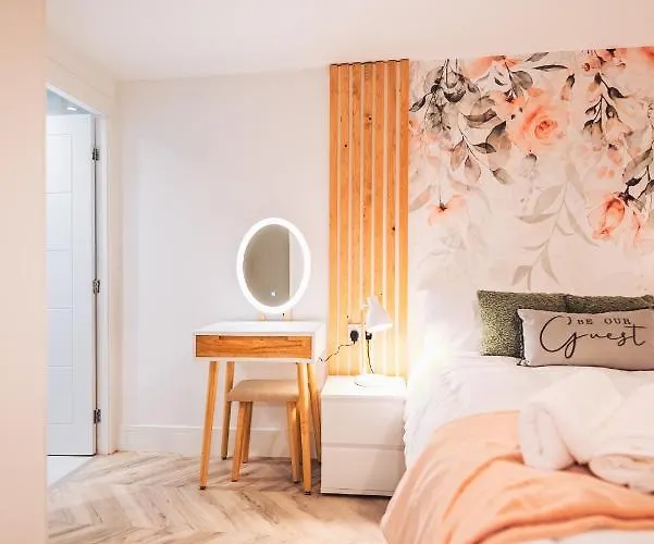 Luxurious 3 Bed Home, Free Parking *