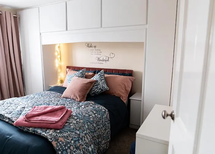 3 Bed House - Sleeps 6 - Garden - Parking - Wifi Hébergement de vacances Manchester