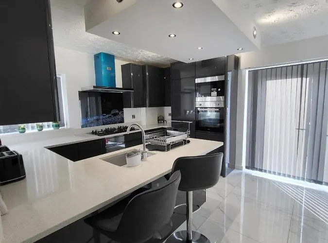 Serene 3br With Free Parking * Манчестер