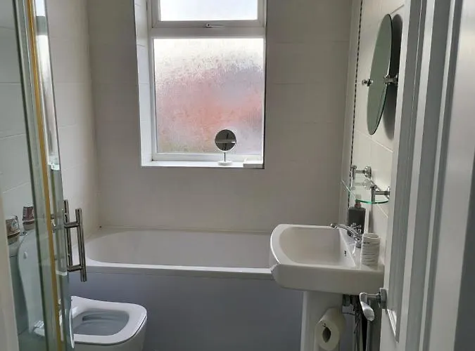 Serene 3br With Free Parking Дом отдыха *