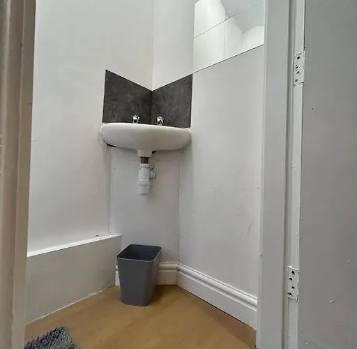 Spacious 1-bed In Stretford Manchester