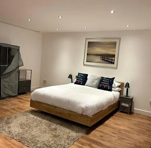 Lägenhet Spacious 1-bed In Stretford *