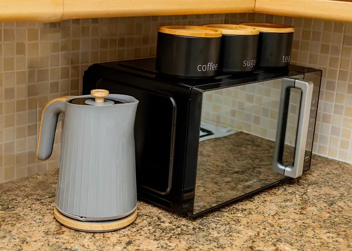 Charming 2-bedroom In דירה