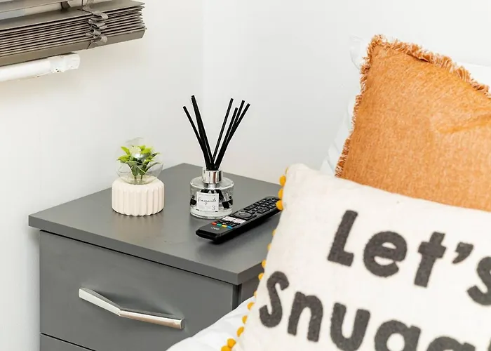 Dynasty - Alison Kelly Close Apartman Manchester