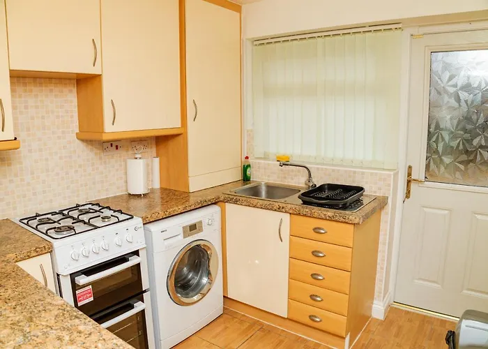 Charming 2-bedroom In דירה