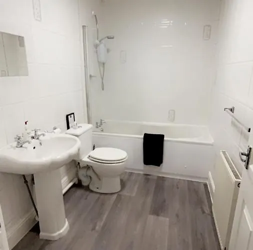 Elegant Ellesmere, Comfortable, Budget, Friendly 맨체스터