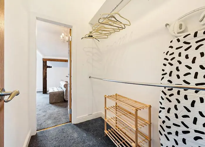 Spacious Near United Stadium - Pass The Keys *