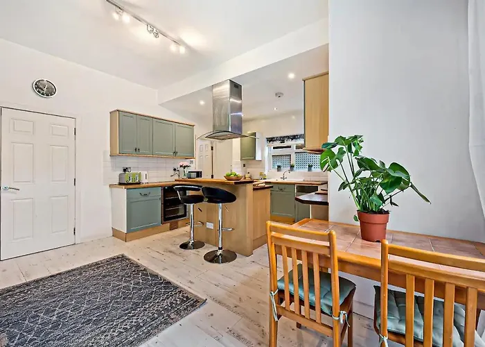 Spacious Near United Stadium - Pass The Keys 펜션 맨체스터