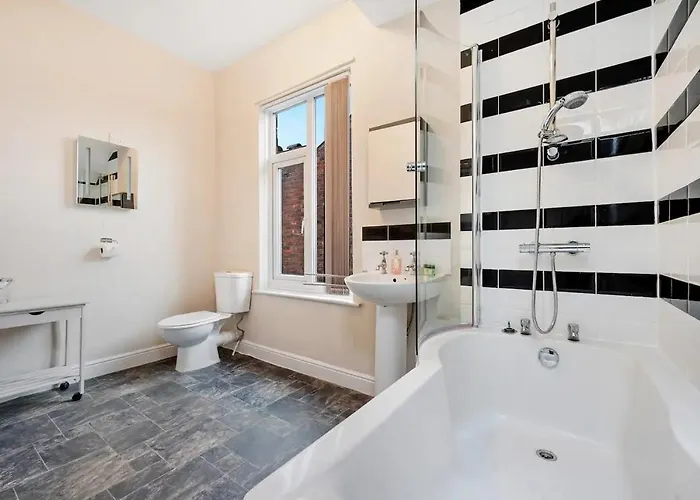 Spacious Near United Stadium - Pass The Keys *