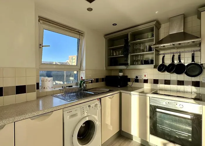 Lux Livin' - Luxury 2 Bed With Free Parking