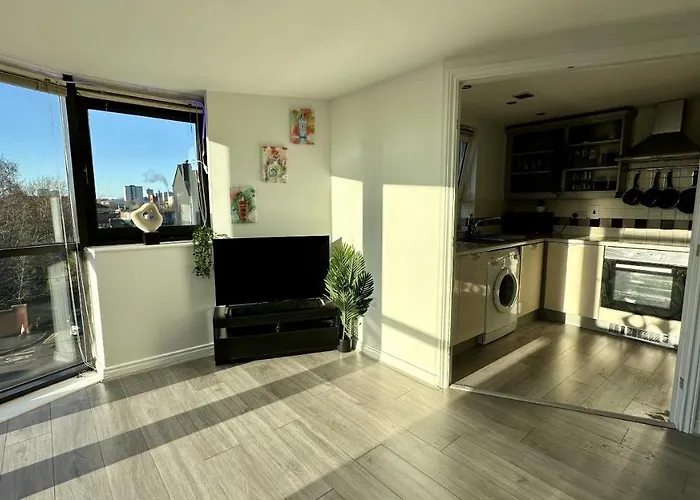 Lux Livin' - Luxury 2 Bed With Free Parking *