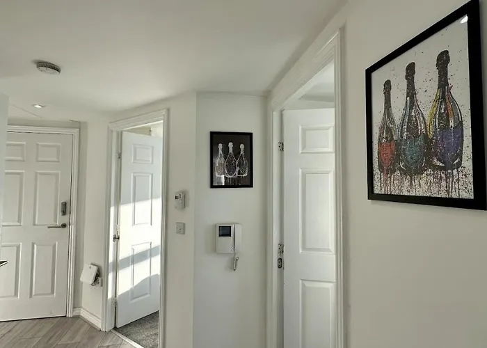 Lux Livin' - Luxury 2 Bed With Free Parking