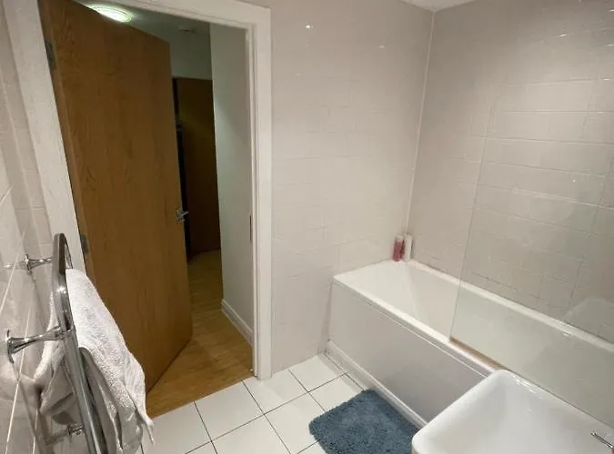 Old Trafford Cityview En-suite Apt مانشستر