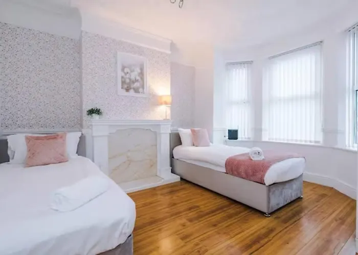 Ferienhaus Spacious 4-bed House Manchester