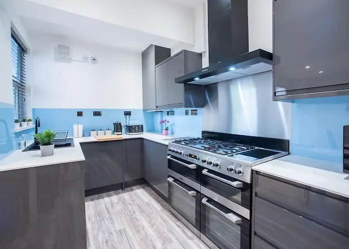 度假居 8 Bed, Comfortably Sleeps 10, 3 Bath House, 5 Mins Centre