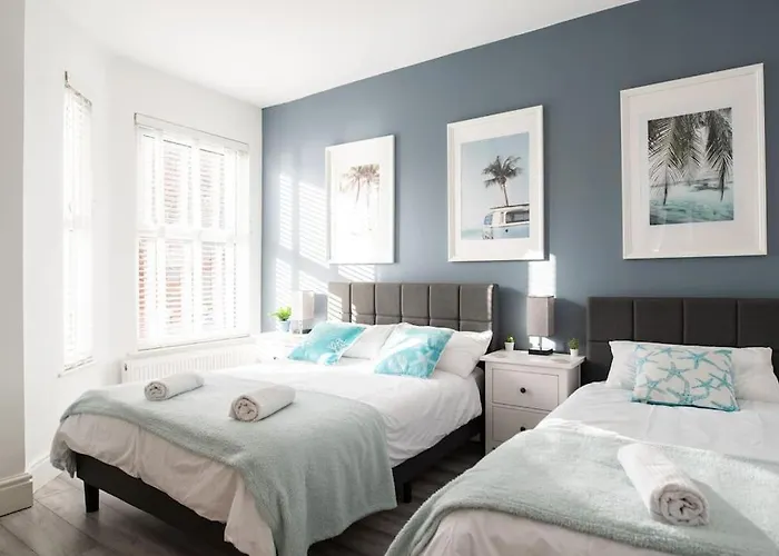 8 Bed, Comfortably Sleeps 10, 3 Bath House, 5 Mins Centre * Manchester